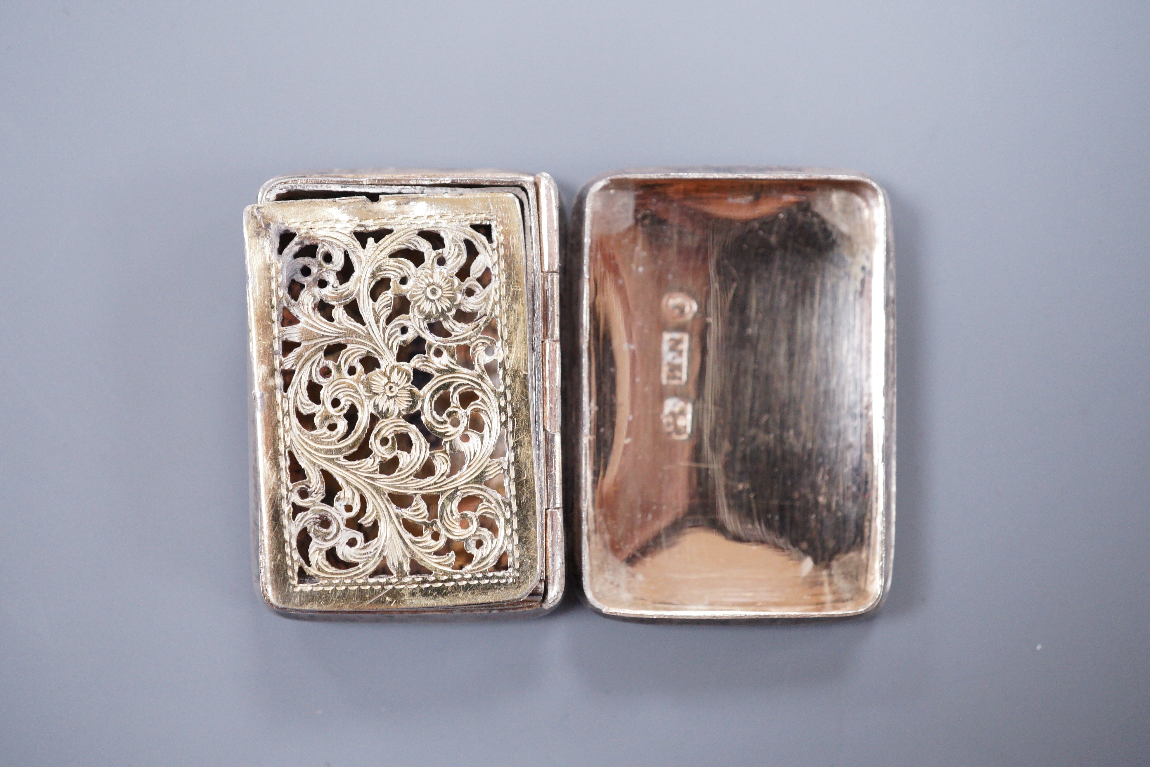 A Victorian silver vinaigrette by Nathaniel Mills, hinges in need of repair, 4cm